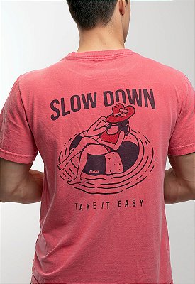 Camiseta Masculina de Malha Premium Estonada Vermelha Estampa Costas - Slow Down