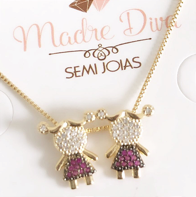 Colar com pingente duas meninas filhas banho de ouro