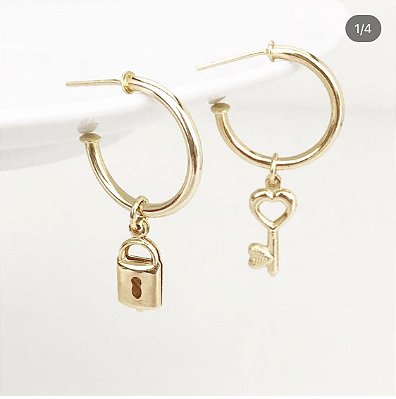 Brinco argola com pingente cadeado