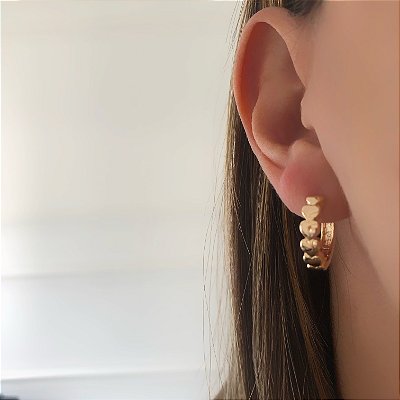 Brinco argola formato coração