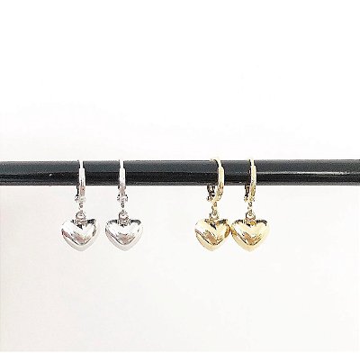 Brinco argola com pingente coração