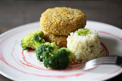 Hambúrguer de quinua, arroz camuflado e brócolis alho e óleo