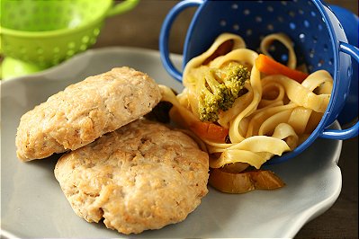 Hambúrguer de frango, batata doce e vegetais grelhados