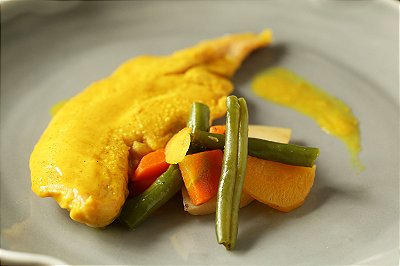 Escalope de frango ao molho curry e legumes grelhados 