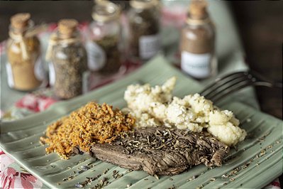 Escalope de filé mignon, farofa lowcarb de amendoas e couve-flor gratinada