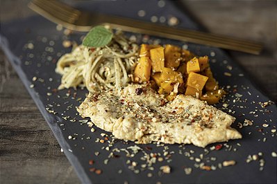 Frango lemon pepper, farofa de castanhas  e abóbora assada com tomates