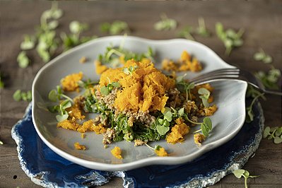 Escondidinho lowcarb de carne com couve manteiga e abóbora