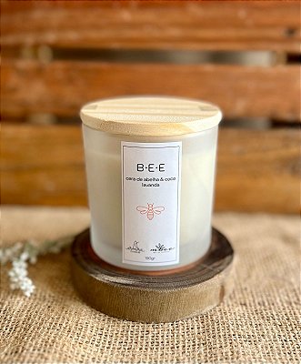 Vela Mbee & Aromma Candles - B•E•E Lavanda  - Cera de abelha, coco e lavanda.