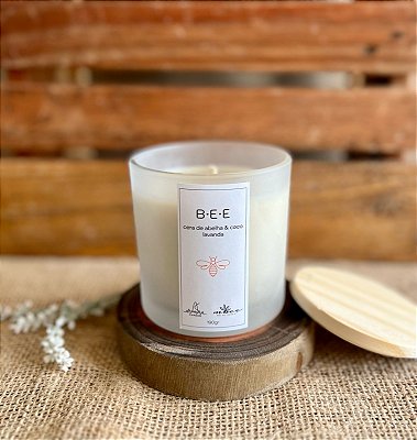 Vela Mbee & Aromma Candles - B•E•E Lavanda  - Cera de abelha, coco e lavanda.