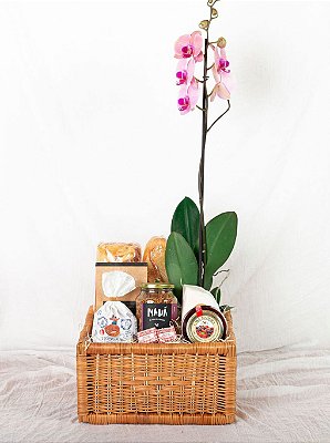 Cesta de Café da Manhã com Brioche e Orquídea