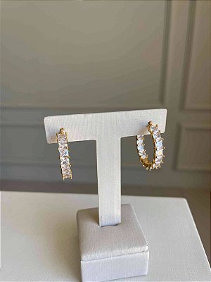 BRINCO ARGOLA CRAVEJADA BAGUETE CRISTAL