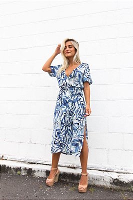 Vestido feminino midi estampa de folha azul crepe tipo chemise