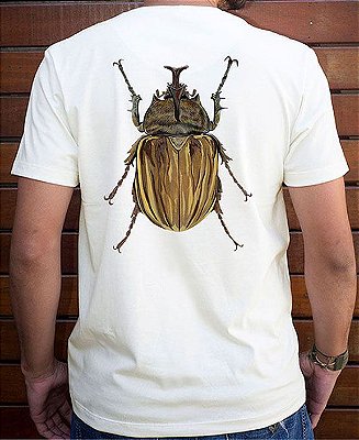 Camiseta Masculina em Algodão Orgânico - Estampa Besouro - Artista Cristiane Gardim