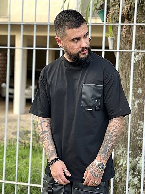 Camiseta Oversized Masculina Preta Timeless Bolso Frontal