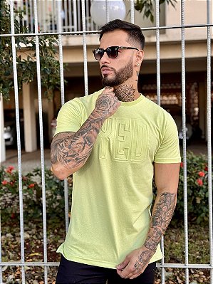 Camiseta Regular Masculina Verde Escritas Relevo