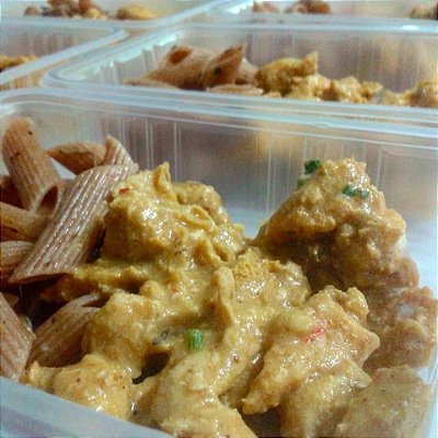 Macarrão integral com frango ao curry