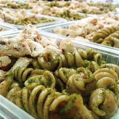 Macarrão integral ao molho de espinafre + Frango em cubos com ervas finas