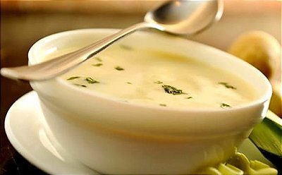 Sopa cremosa de cebola com queijo