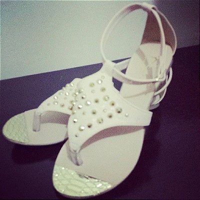 Sandalia com spike e strass