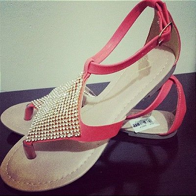 Sandalia coral com strass