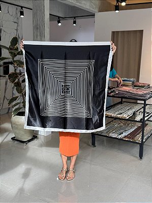 Lenço Acetinado Estampado Quadriculado Preto e Branco