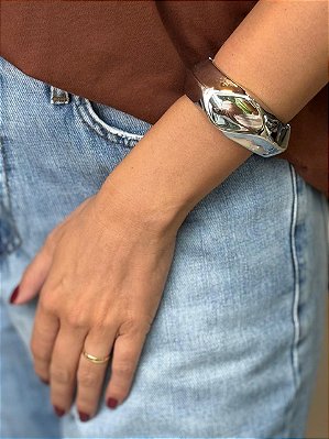 Bracelete Metal Trabalhado Curvo Prata