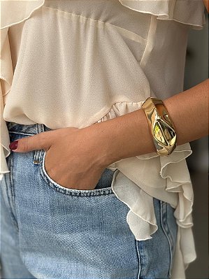 Bracelete Metal Trabalhado Curvo Dourado