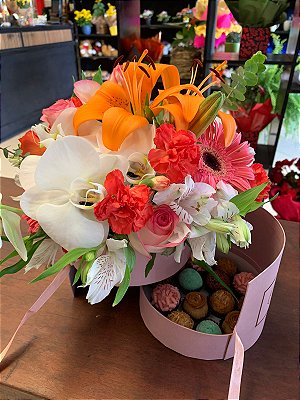 Box de flores mistas com bombons