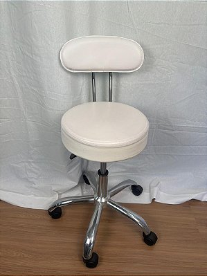 Mocho Tradicional Assento Giratório Com Encosto - Akmed - Branco - Showroom