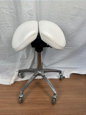 Mocho Sela Bipartido Split Assento Giratório Ergonômico Com 2 Regulagens - Akmed - Branco - Showroom