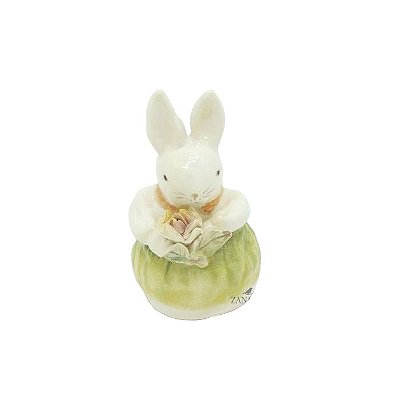 Mini coelha com avental e flor na mão