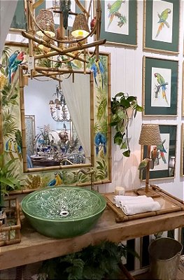 Espelho com Moldura de Araras Canindé e bambu