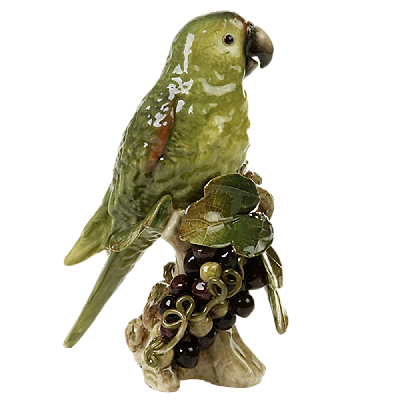 Papagaio no tronco com cacho de uvas