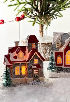 Enfeite de Natal casinha com luz e telhado vermelho
