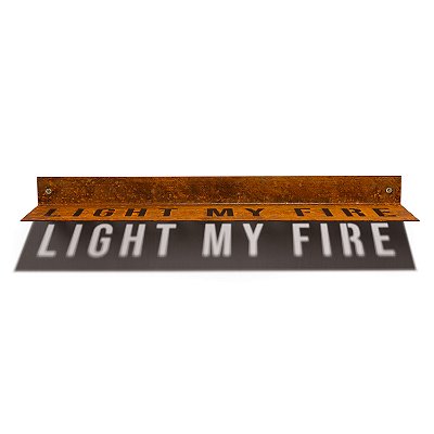 Placa de ferro com frase Light my Fire