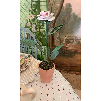 Vaso terracota com rosa de cerâmica e folhas de cobre (22256)