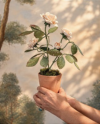 Bonsai de latão com rosas brancas e folhas coloridas G