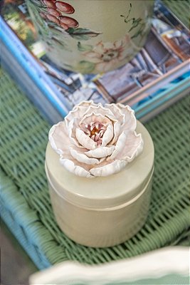 Bomboniére celadon opaco com aplicação de flor
