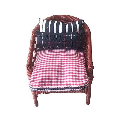 Mini cadeira decorativa em junco vermelho com Vichy e listras