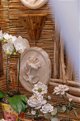 Quadro oval off white com aplicação hibisco (direita)