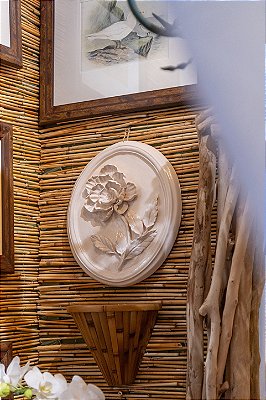 Quadro oval off white com aplicação peônia (esquerda)