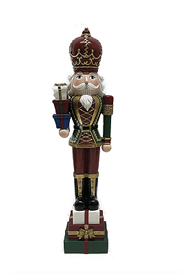 Soldado quebra-nozes com presentes