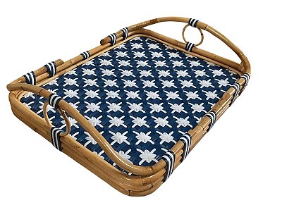 Bandeja rattan curva com trama azul e branca
