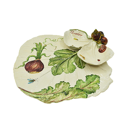 Travessa folha de repolho com aplicação de folhas e tomates