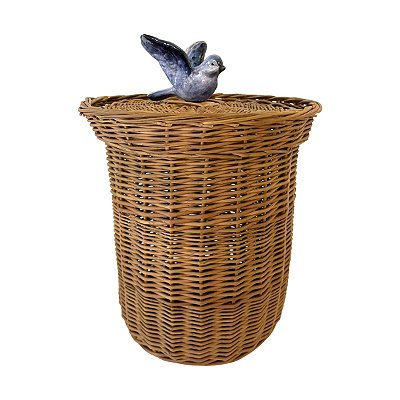 Lixeira vime natural com pássaro azul com asas abertas