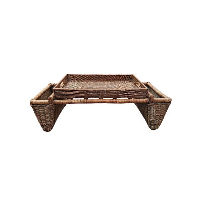 Bandeja de rattan com porta jornais laterais