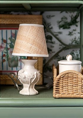 Mini abajur com relevo de flores e cúpula de palha