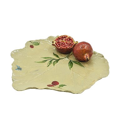 Folha de uva com aplicação de romãs