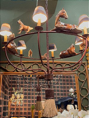 Lustre redondo com apliques de cavalos