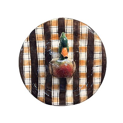 Prato de parede xadrez marrom e laranja com aplique de pato